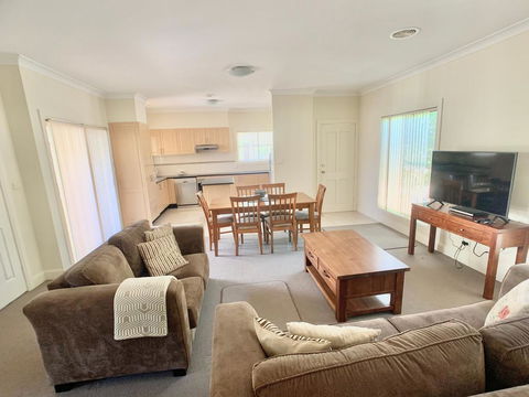 Spacious 2 Bed, 2 Bath Villa - Central Location - Quiet - E Caravan Parks 0