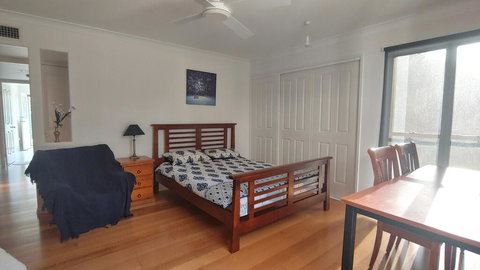 Spacious 2 Bedroom Unit, Private Bath, Kitchen, RV Parking On 5 Acres, 10 Min To Fraser Island Barge - E Caravan Parks 1