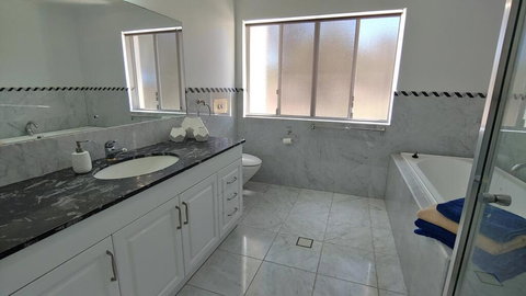 Spacious 2 Bedroom Unit, Private Bath, Kitchen, RV Parking On 5 Acres, 10 Min To Fraser Island Barge - E Caravan Parks 2