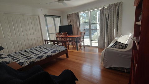 Spacious 2 Bedroom Unit, Private Bath, Kitchen, RV Parking On 5 Acres, 10 Min To Fraser Island Barge - E Caravan Parks 3