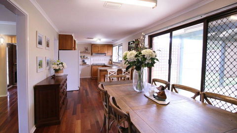 Spacious And Cozy Home Next To Glen Waverley - E Caravan Parks 1