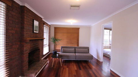Spacious And Cozy Home Next To Glen Waverley - E Caravan Parks 2
