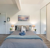 Spacious Studio 2mins to StationShopping Sleeps4 B - E Caravan Parks