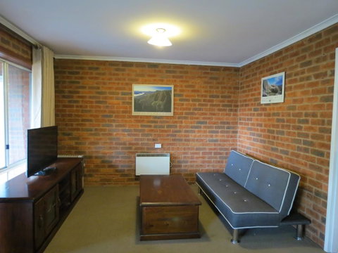 Sponars 2 - E Caravan Parks 0