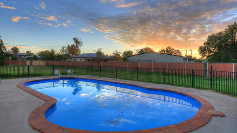 Starline Motor Inn - E Caravan Parks 1