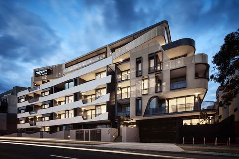 StayCentral Essendon Escape Sub-penthouse - E Caravan Parks 1