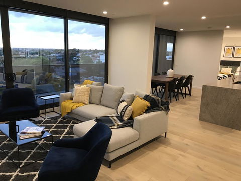 StayCentral Essendon Escape Sub-penthouse - E Caravan Parks 3