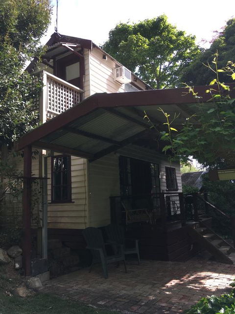 Stone's Throw Cottage Bed And Breakfast - E Caravan Parks 2