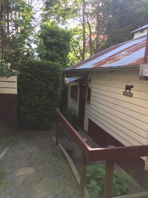 Stone's Throw Cottage Bed And Breakfast - E Caravan Parks 3