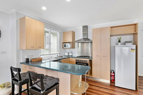 Stunning Family Escape On The Point With Bay Views - E Caravan Parks 1