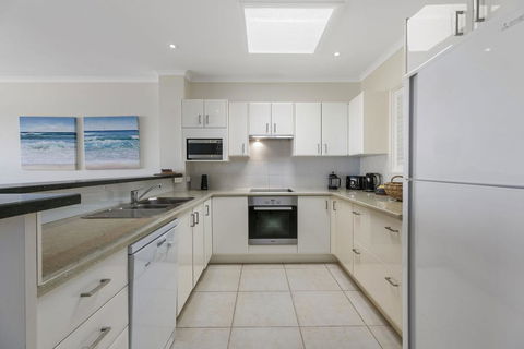 Stunning Top Floor Sunshine Beach Getaway! Unit 7 Vista Pacific 12 Bryan Street - E Caravan Parks 3