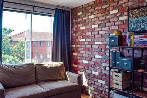 Stylish Modern Apartment Located In Marrickville - E Caravan Parks 1