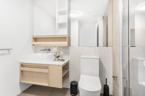 Stylish One-Bed Apartment With Balcony And Parking - E Caravan Parks 3