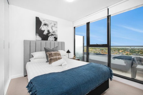 Stylish One-Bed Apartment With Balcony And Parking - E Caravan Parks 1