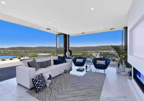 Stylish Penthouse With Views & Jacuzzi - E Caravan Parks 0