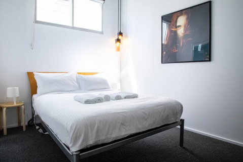 Stylish Warehouse Convert 2 Bedroom Apartment - E Caravan Parks 3