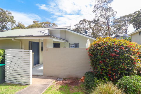 Sunflower Villa In Raffertys Resort - E Caravan Parks 1