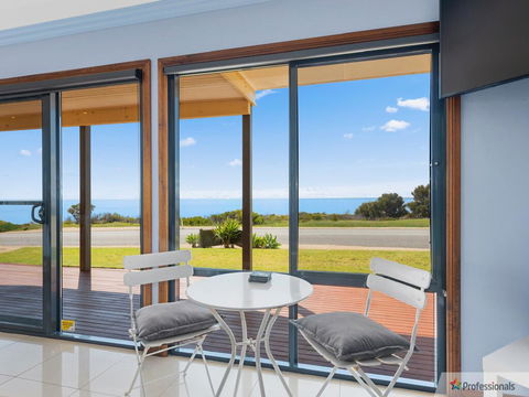 Sunset Cove Beach House - E Caravan Parks 3
