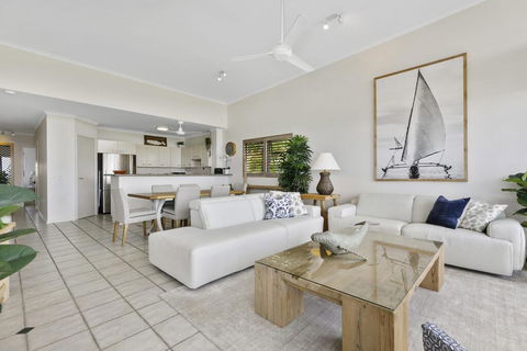 Sunshine Beach Penthouse With Beach Views - Unit 9/21 Park Crescent, Sunshine Beach - E Caravan Parks 2