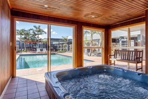 Sunshine Motor Inn - E Caravan Parks 1