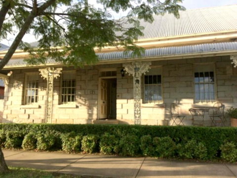 Surgeon's Cottage - E Caravan Parks 0