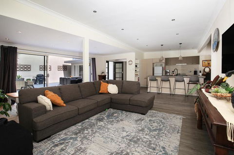 Swanway - Pet Friendly - 10 Min Walk To Beach - E Caravan Parks 0