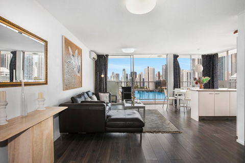 Sweeping Views Of Surfers Paradise And Chevron Island - E Caravan Parks 0