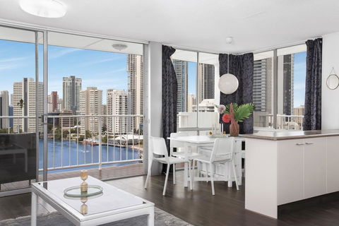 Sweeping Views Of Surfers Paradise And Chevron Island - E Caravan Parks 1