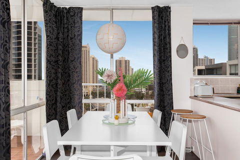 Sweeping Views Of Surfers Paradise And Chevron Island - E Caravan Parks 2