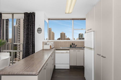 Sweeping Views Of Surfers Paradise And Chevron Island - E Caravan Parks 3