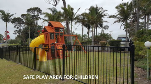 Tabourie Lake Motor Inn - E Caravan Parks 1