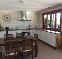 TAKURA HEIGHTS Modern Country Apartment with pool access - E Caravan Parks