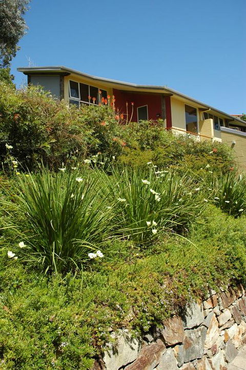 Tathra Beach House Holiday Apartments - E Caravan Parks 3