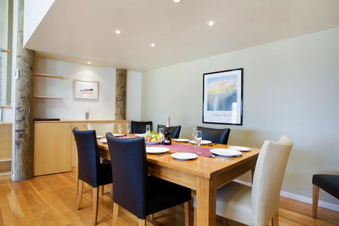 Tathra Beach House Holiday Apartments - E Caravan Parks 2