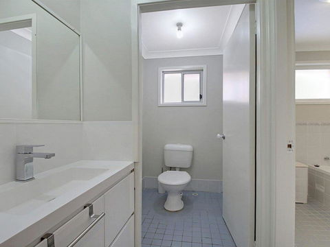 That Pink House! - Comfortable Home Away From Home - E Caravan Parks 2