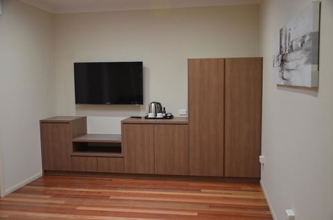 The Australian Hotel Motel - E Caravan Parks 3