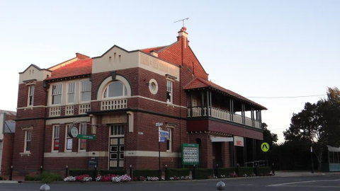 The Bank B&B West Wyalong - E Caravan Parks 0