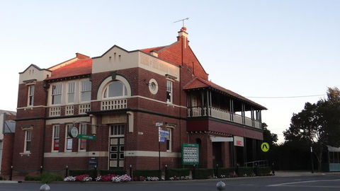 The Bank B&B West Wyalong - E Caravan Parks 0