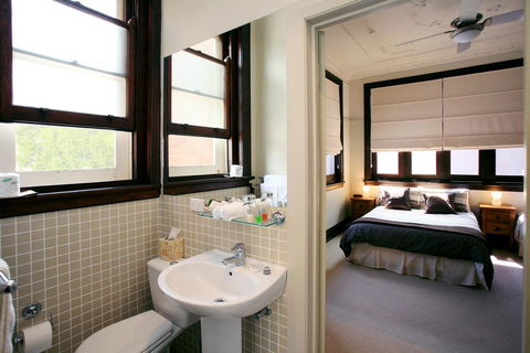 The Bank Guesthouse - E Caravan Parks 0