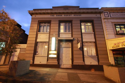 The Bank Guesthouse - E Caravan Parks 1