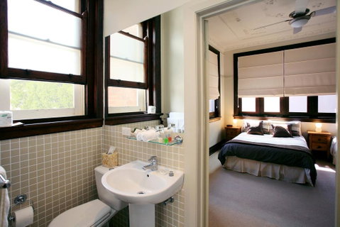 The Bank Guesthouse - E Caravan Parks 0