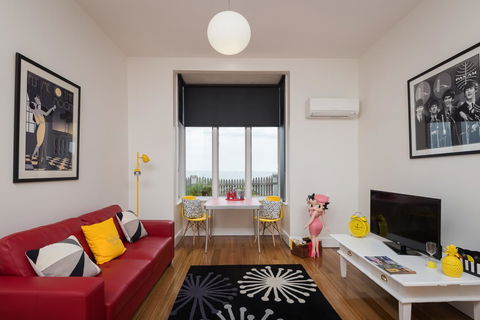 Penguin Waterfront Escape - E Caravan Parks 16