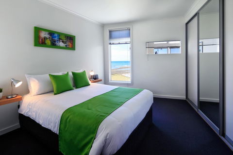 Penguin Waterfront Escape - E Caravan Parks 8