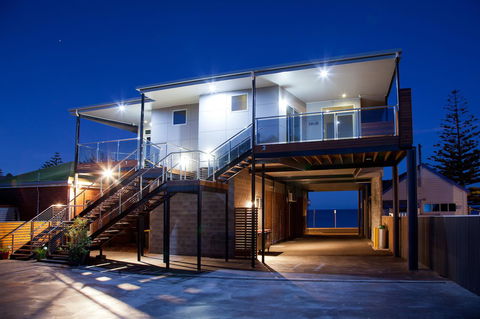 Penguin Waterfront Escape - E Caravan Parks 5