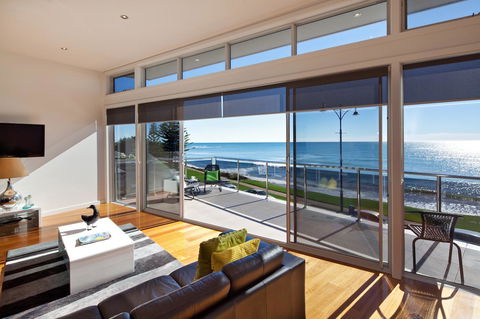 Penguin Waterfront Escape - E Caravan Parks 1