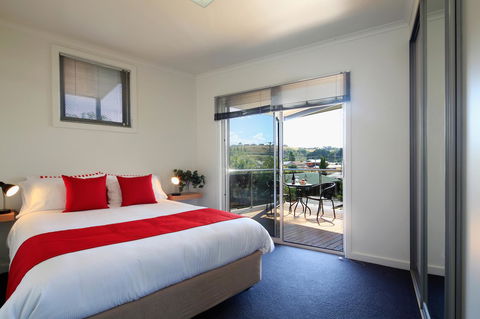 Penguin Waterfront Escape - E Caravan Parks 6