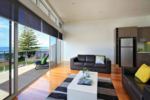 Penguin Waterfront Escape - E Caravan Parks 10