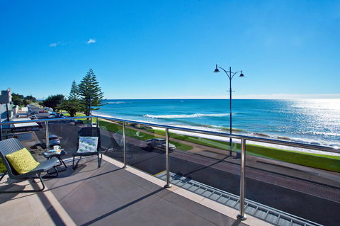 Penguin Waterfront Escape - E Caravan Parks 0