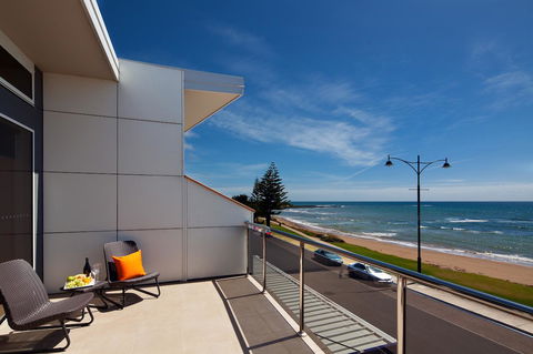 Penguin Waterfront Escape - E Caravan Parks 3