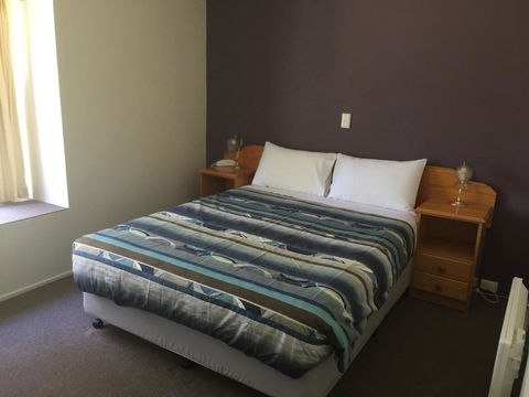 The Fox And Hounds Historic Hotel - E Caravan Parks 10